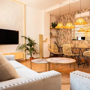 https://stylish-apartment-in-the-heart-of-malaga-with-pool.es-andalucia.com